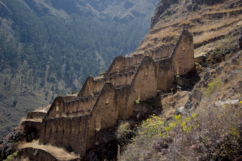 Pinkuylluna granaries on the cliff above Ollantaytambo · CC BY-SA 3.0 Martin St-Amant