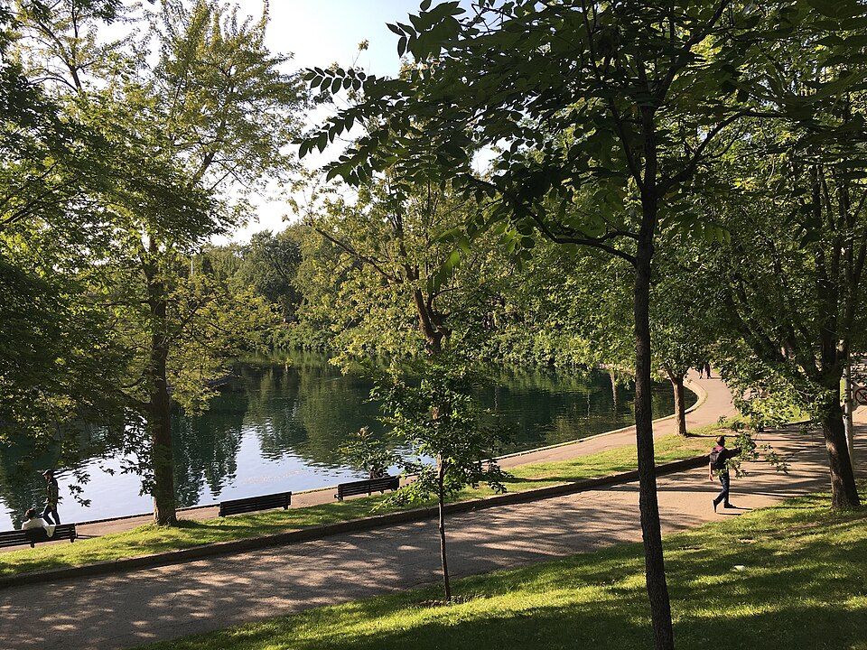 Parc La Fontaine Montreal summer lake and greenery