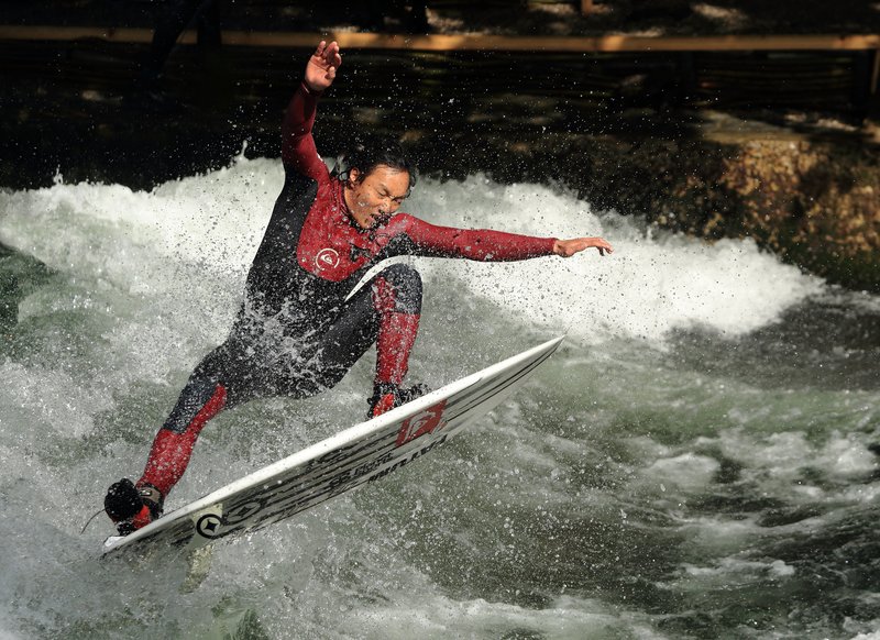 Eisbach Surfers