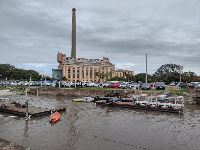 Usina do Gasômetro cultural center and chimney on the Guaíba waterfront