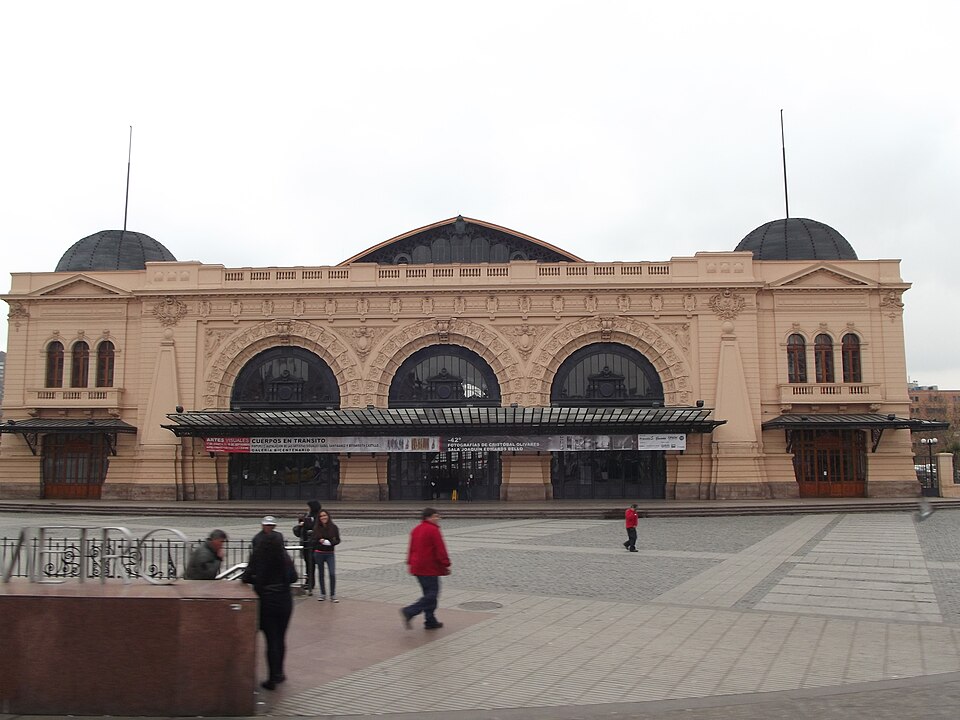 Estación Mapocho — iron-and-glass vaulted interior