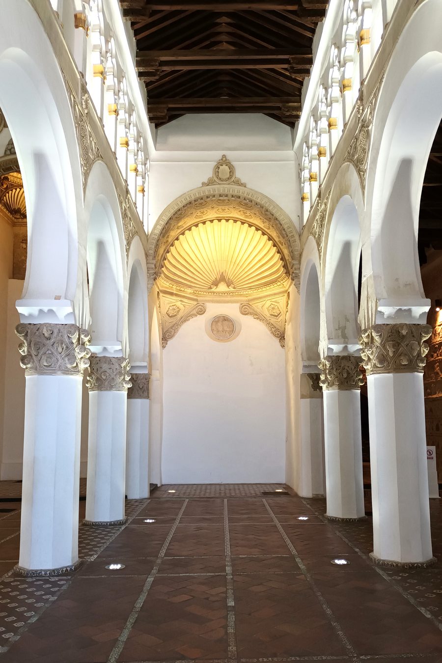Santa María la Blanca interior horseshoe arches and octagonal pillars