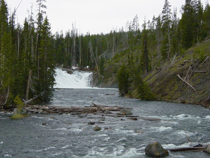 Lewis Falls waterfall on the Lewis River