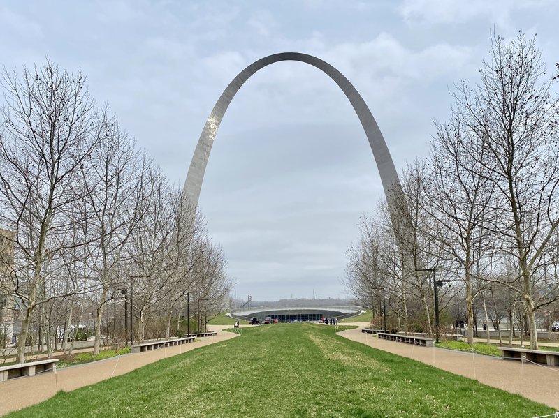 The stainless-steel Gateway Arch rising above the St. Louis riverfront park