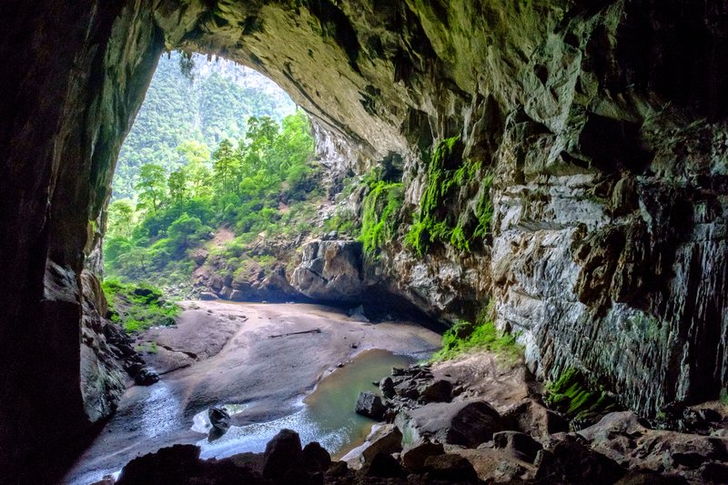 Huge cave arch entrance at Hang Én, Phong Nha-Kẻ Bàng National Park