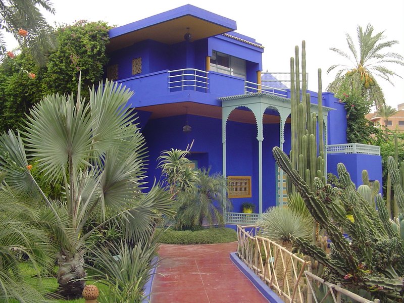 Cobalt-blue villa in Jardin Majorelle amid cacti and palms