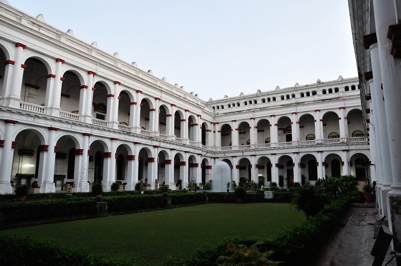 Indian Museum's colonnaded courtyard and facade, Kolkata