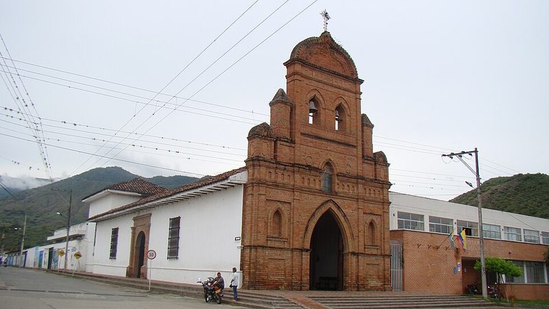 Street in Roldanillo with the western wall of the Cauca Valley behind