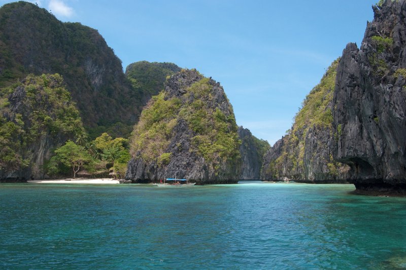 Limestone island in turquoise Bacuit Bay, El Nido, Palawan, Philippines