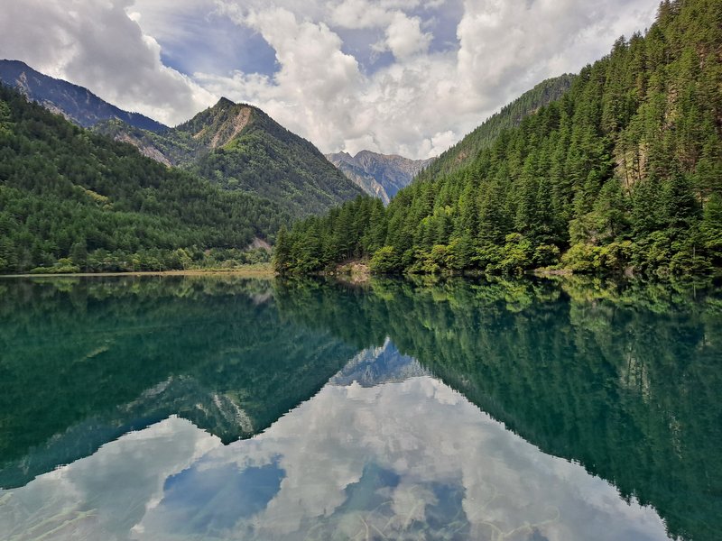 Mirror Lake in Jiuzhaigou Valley reflecting autumn-coloured trees