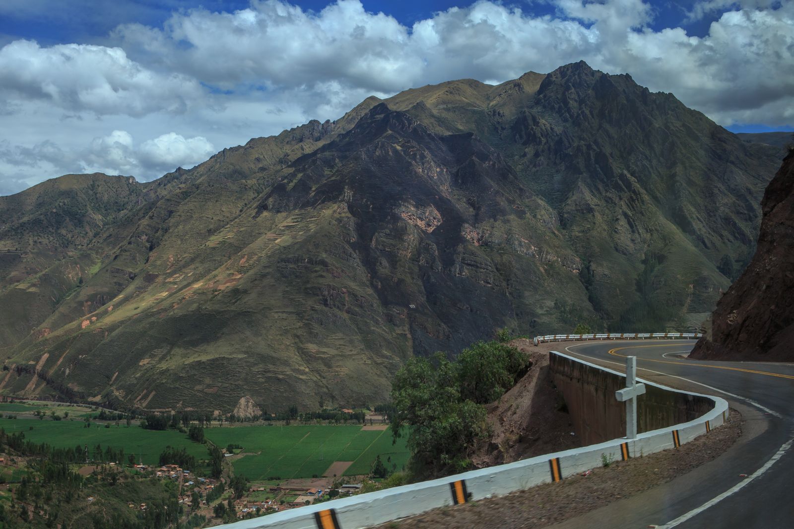 The Sacred Valley between Cusco and Ollantaytambo, Peru