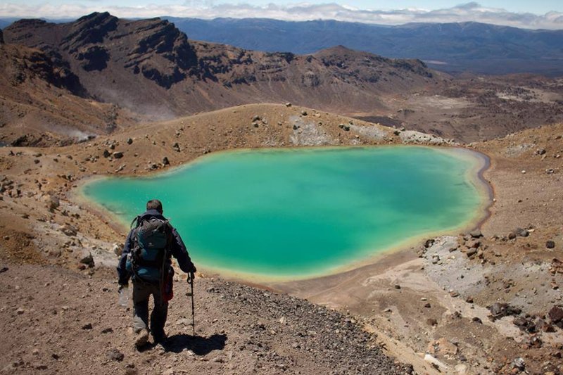 Emerald crater lake on the Tongariro Alpine Crossing, New Zealand