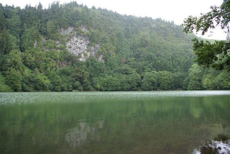 Lagoa do Congro crater lake seen from the trail