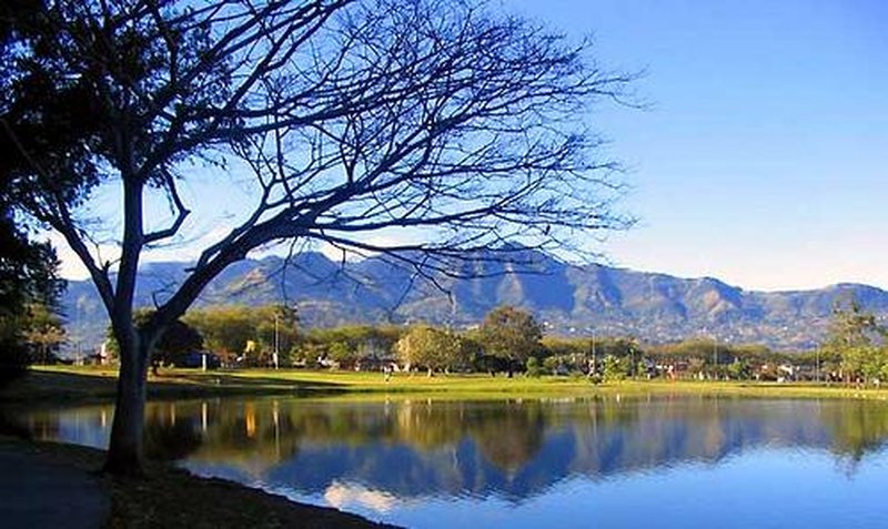 Parque Metropolitano La Sabana green lawns and paths