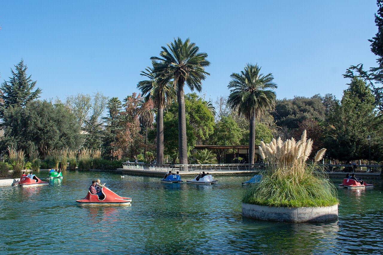 Laguna central of Parque Quinta Normal with old-growth trees