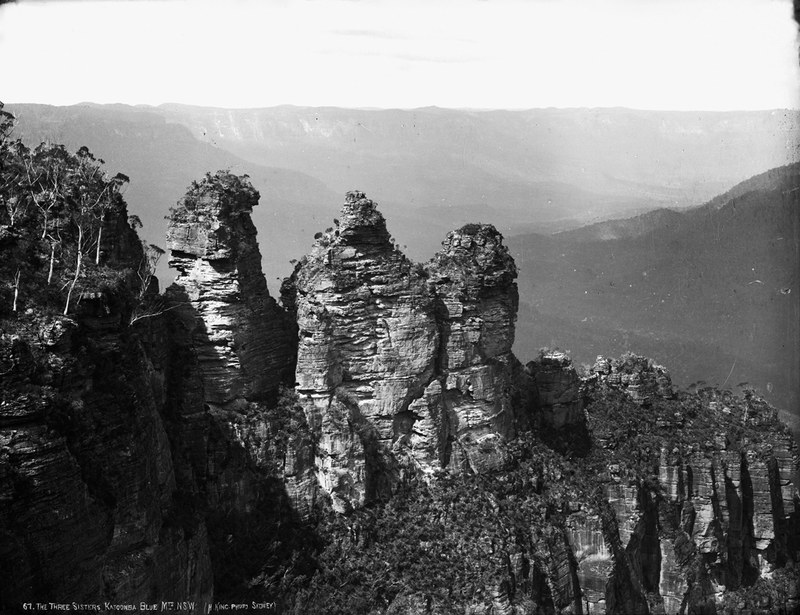 Three Sisters rock formation from Echo Point