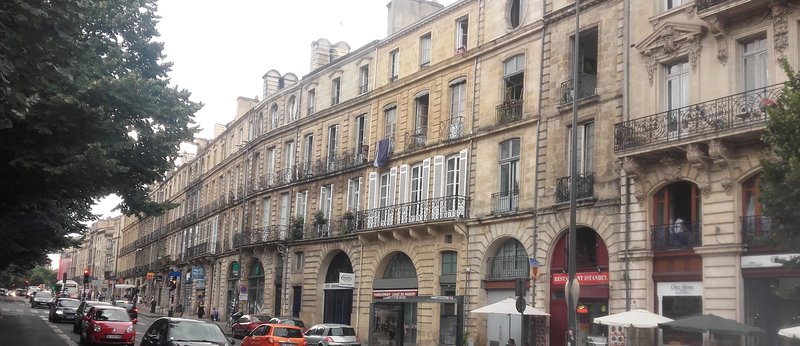 Cours Victor Hugo, Bordeaux medieval gate district