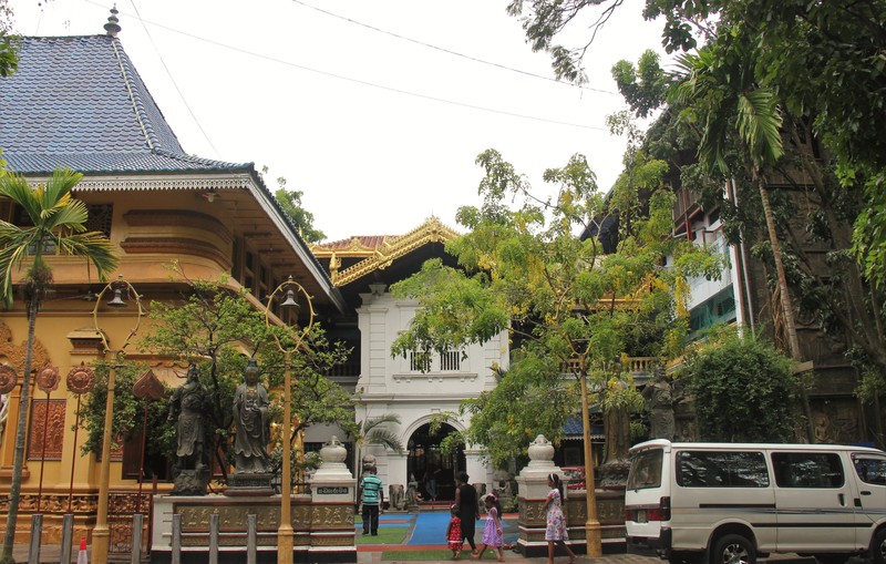 Gangaramaya Temple Colombo Beira Lake