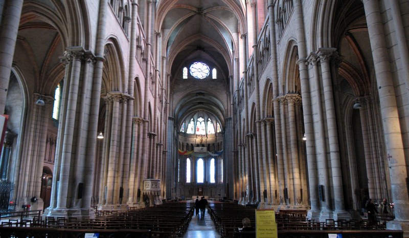Cathédrale Saint-Jean de Lyon — interior panorama