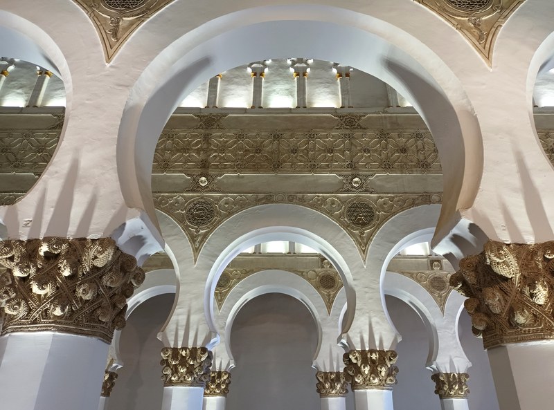 Santa María la Blanca interior horseshoe arches and octagonal pillars